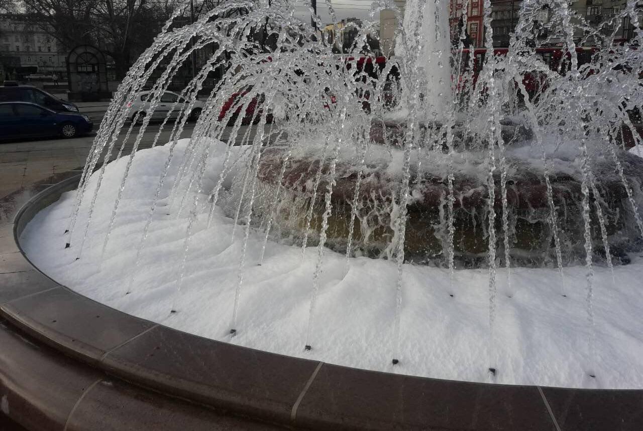 (FOTO) VANDALI OPET UNIŠTAVAJU BEOGRAD! Sipali deterdžent u fontanu u Ruzveltovoj!